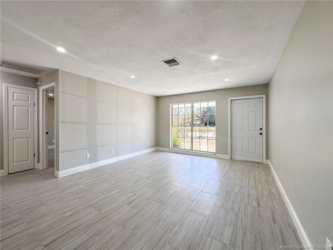 Building Photo - 315 SE Norfolk Blvd