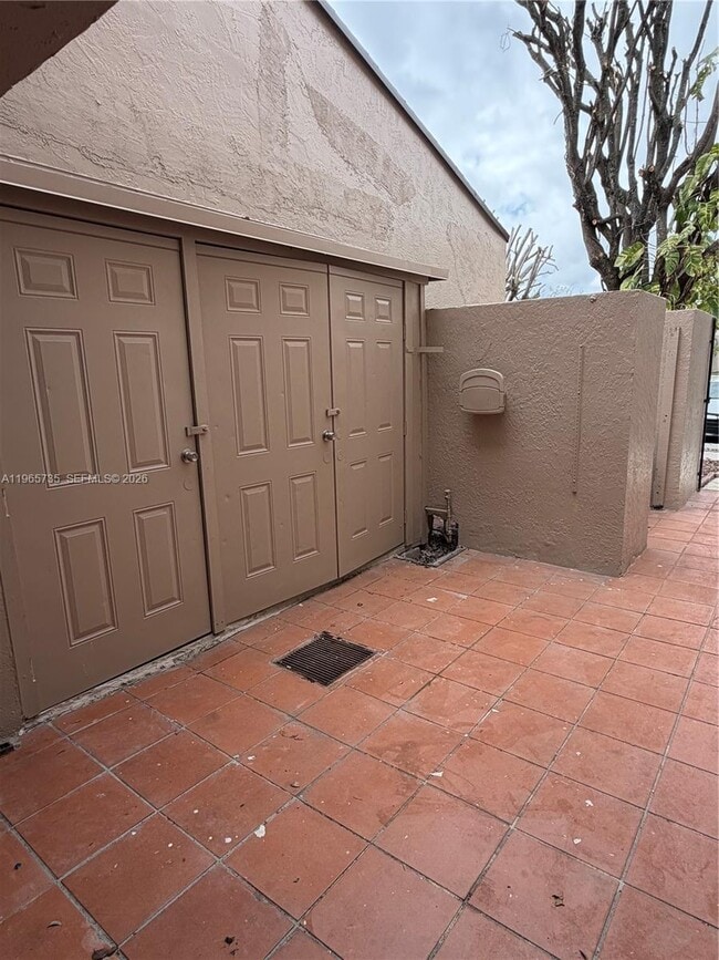 Building Photo - 9175 Fontainebleau Blvd