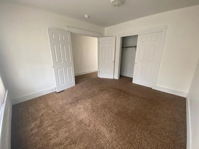 Building Photo - 729 E Linden Ave