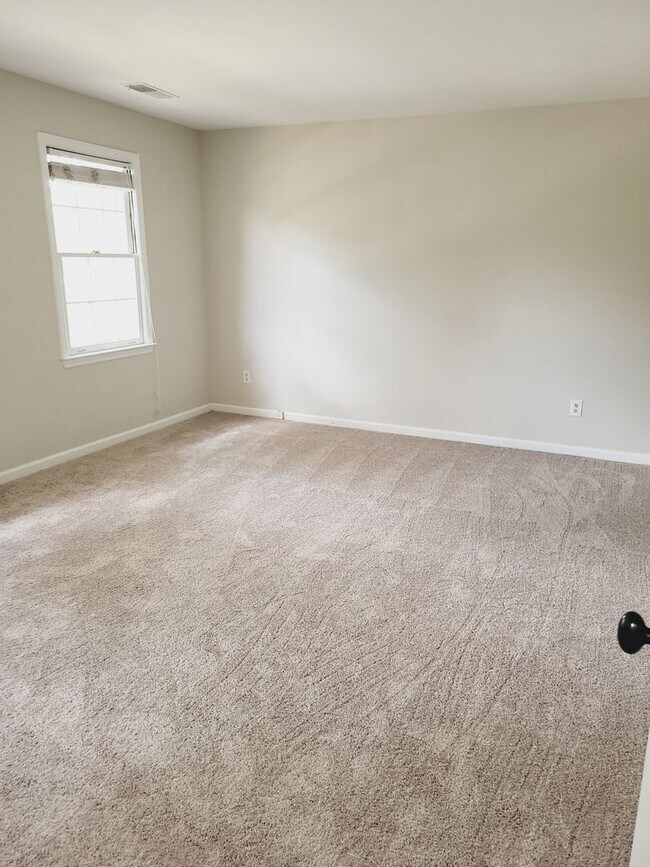 Building Photo - Beautifully Maintained Home in Desirable 35223