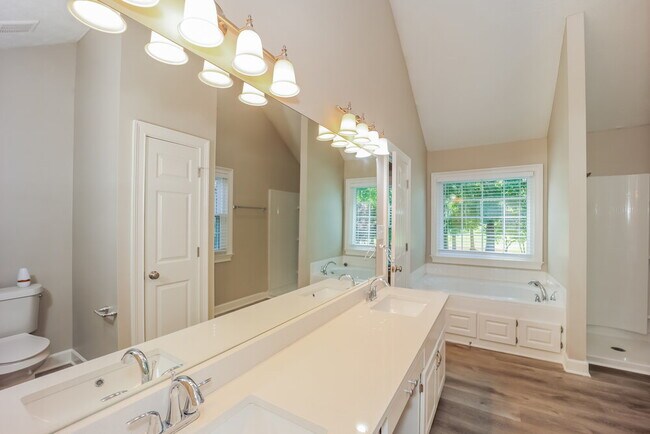 Building Photo - 385 Fairway Ct