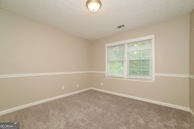 Building Photo - 8218 Lakeview Dr SW