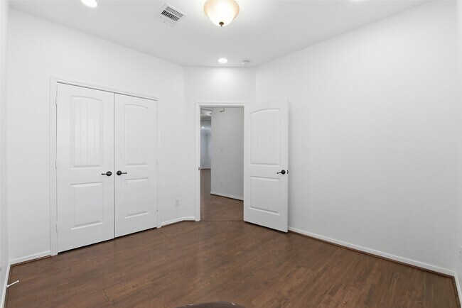 Building Photo - 212 Fallow Buck Ct