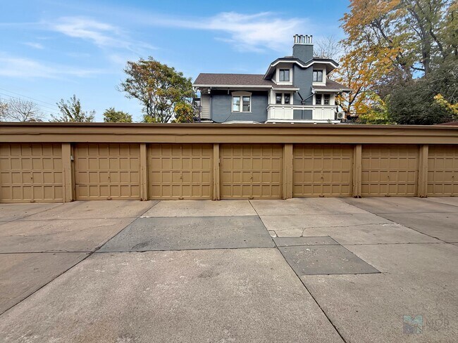 Building Photo - $0 DEPOSIT OPTION. CHARMING VINTAGE 1 BEDR...