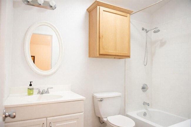 Building Photo - 4508 Bennett Ave