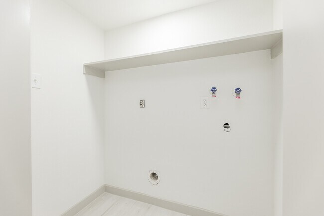 Building Photo - 7115 Falling Waters Dr