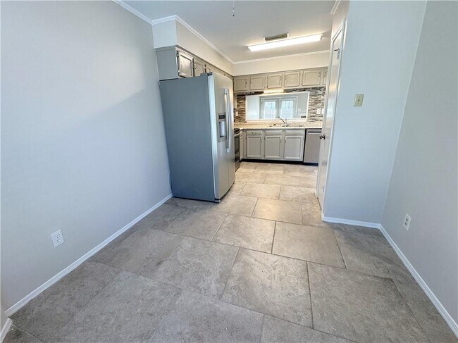 Building Photo - 5900 Grelot Rd