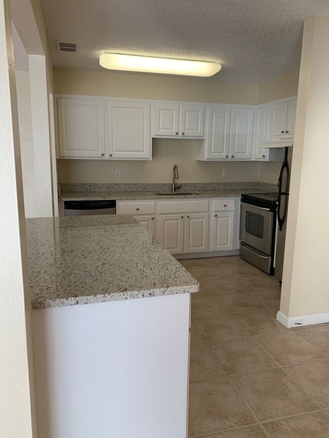 Building Photo - 2nd story, 2/1, updated unit on the Winter Park/Maitland border!!