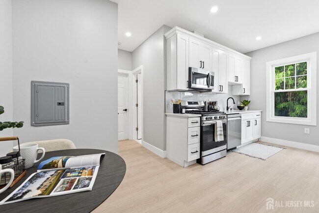 Building Photo - 214 Montgomery St