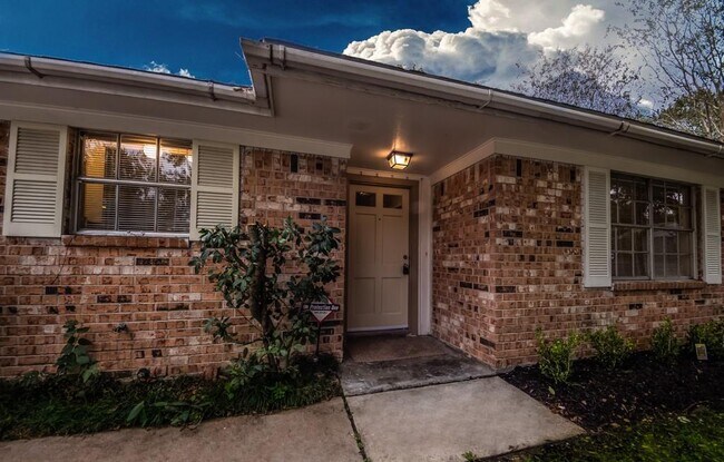 Building Photo - 2110 Wycliffe Dr