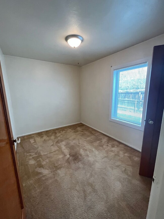 Building Photo - Centrally Located 1 Bedroom House