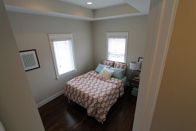 Building Photo - Large 3 bedroom 2.5 bath remodeled home! L...