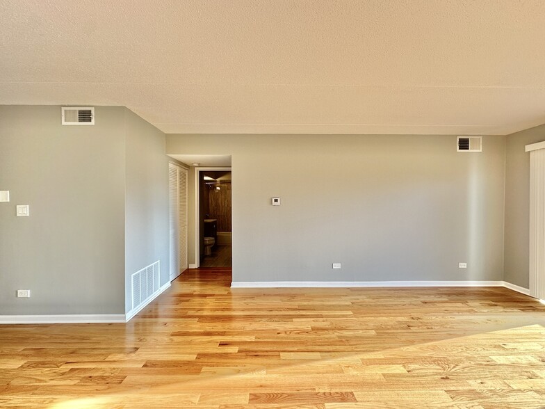 Building Photo - 525 N Quentin Rd