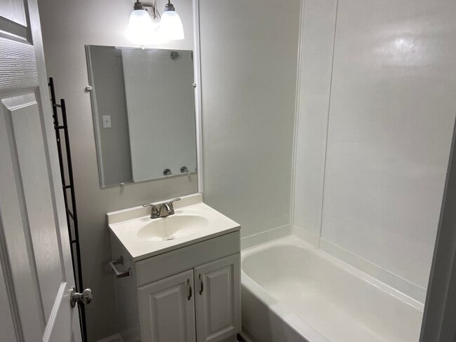 Building Photo - Historic 3 bedroom home near courthouse square in Murfreesboro