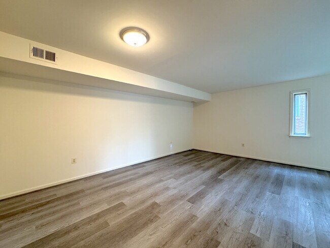 Building Photo - Charming Townhome in Prime Annandale Location