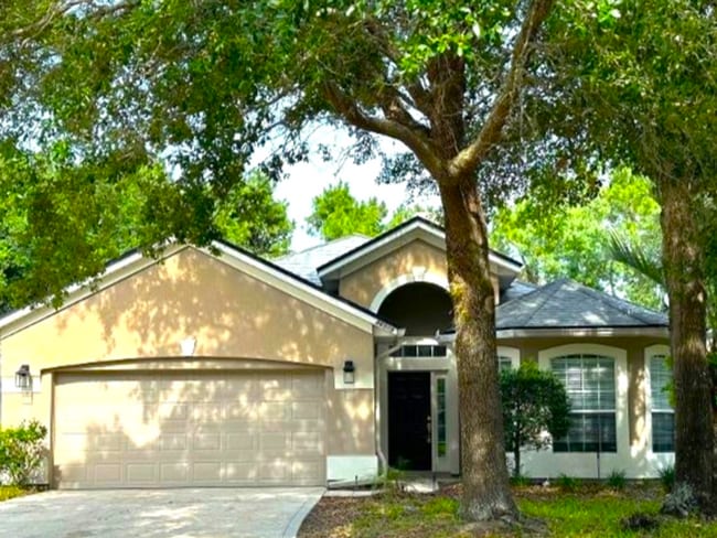 Building Photo - Beautiful 4/3, Amenities Galore! Located i...