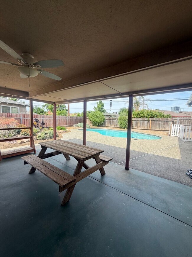 Building Photo - 3 bedroom 2 bathroom in North Hanford