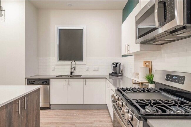 Building Photo - 10211 Las Nubes Ave