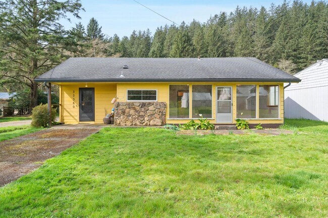 Building Photo - Quaint, inviting 4-bdrm/2-bath home in Cloverdale. Serene living, huge yard, covered patio