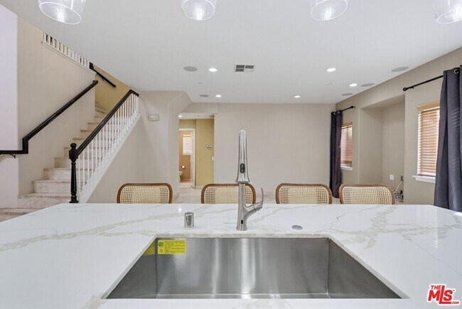 Building Photo - 5187 Knollwood Way