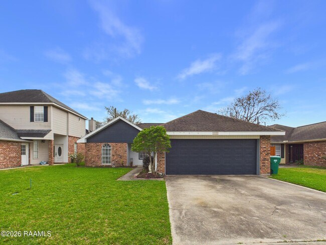 Building Photo - 115 La Rue Vil