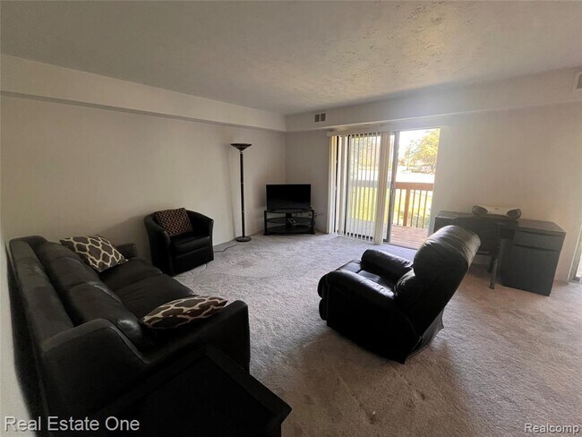 Building Photo - 1653 Riverside Dr