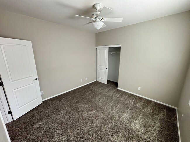 Building Photo - Gorgeous 3Bed/2.5Bath/2Car, 2-Story Home located in Loretta Bay