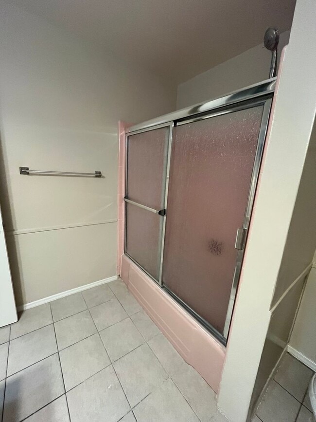 Building Photo - One bedroom condo with garage off Ocean Blvd.