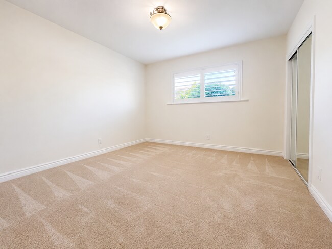 Building Photo - 404 Garda Ave