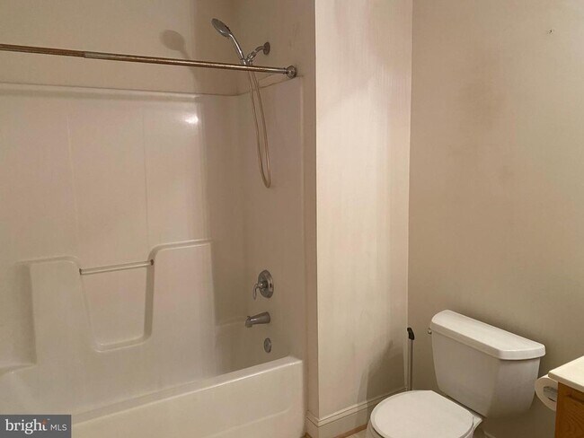 Building Photo - 1017 Llano Dr