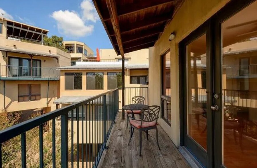 Building Photo - 1106 W 6th St