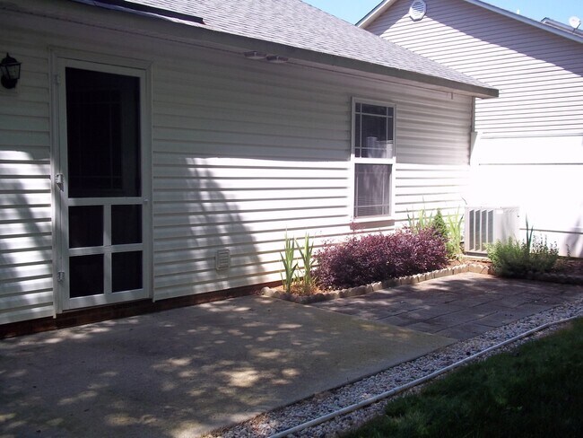 Building Photo - 3 Bedroom Condo off McConnells Hwy!  ***RE...