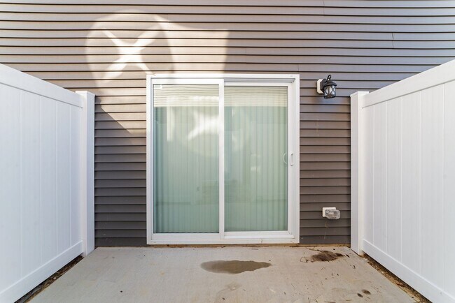 Building Photo - 2 Bedroom, 2.5 Bath Modern Duplex - Walkin...