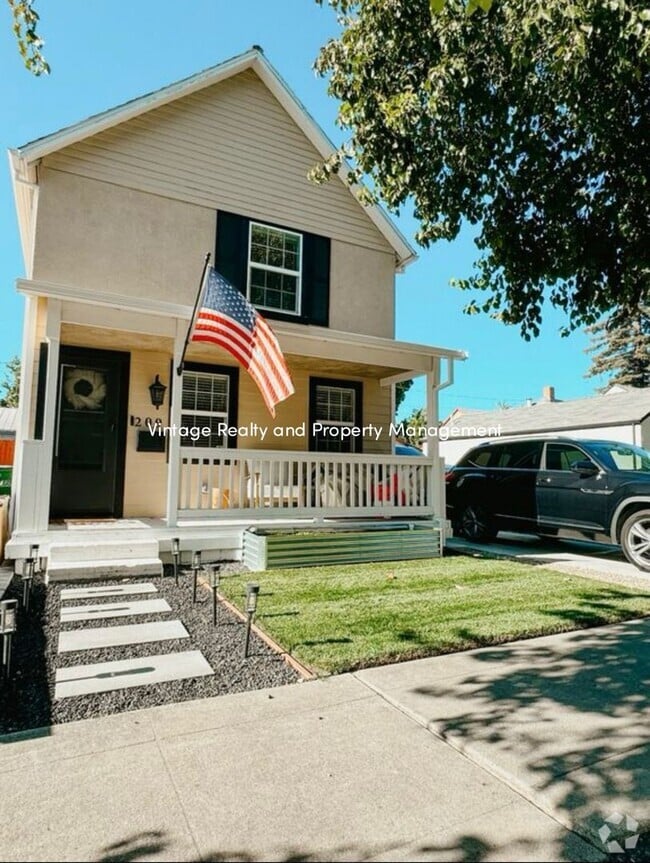 Building Photo - Available Soon! Charming Updated 2 Bed / 2...