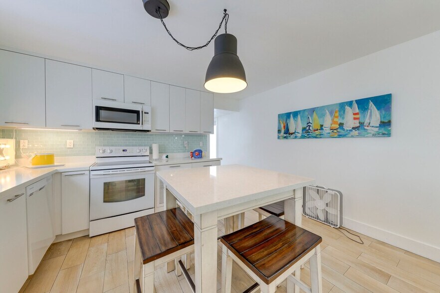 Building Photo - 398 Burton Dr