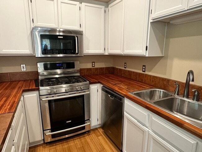 Building Photo - 2 Bed, 2 1/2 Bath townhome close to the River!