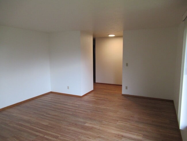 Building Photo - Large Three Bedroom in South Salem!