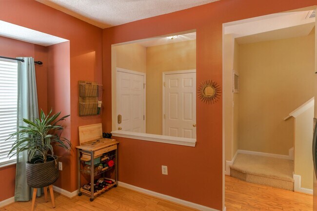 Building Photo - Spacious, well-kept 3 bedroom N Raleigh townhome with fenced back area!