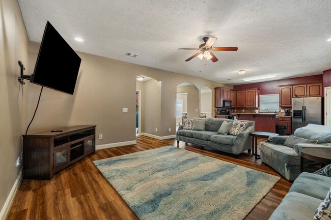 Building Photo - 3 Bedroom, 2 Bath, 1826 Heated Sq Ft Home ...