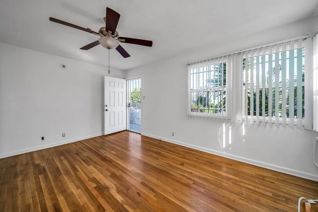 Building Photo - Studio Unit! Must see