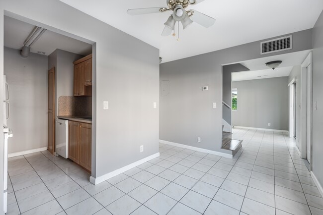 Building Photo - 2140 Sherwood Forest Blvd