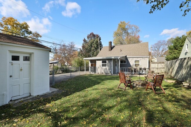 Building Photo - 925 Blenheim Rd