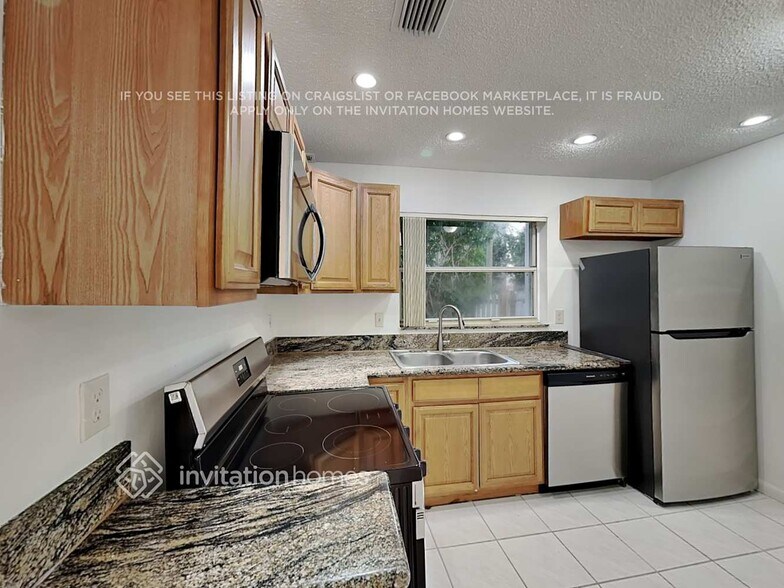 Building Photo - 9912 NW 9th Ct