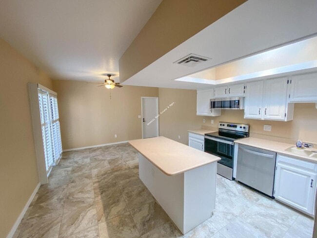 Building Photo - "Charming 2-Bed, 2-Bath Townhouse with Cozy Fireplace in Tucson's Scenic Sunrise Territory neighb...