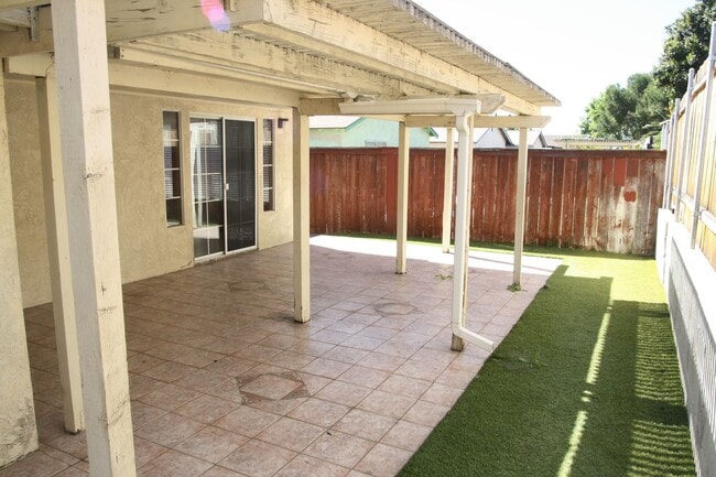 Building Photo - 3BD/2.5BA Single Story Home - 1950 Square ...