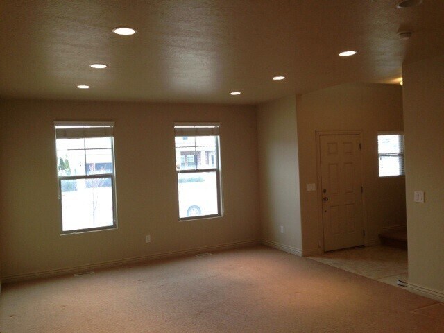 Building Photo - 241 E Clubview Ln