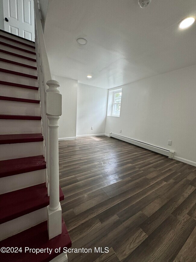 Building Photo - 1743 Clearview St