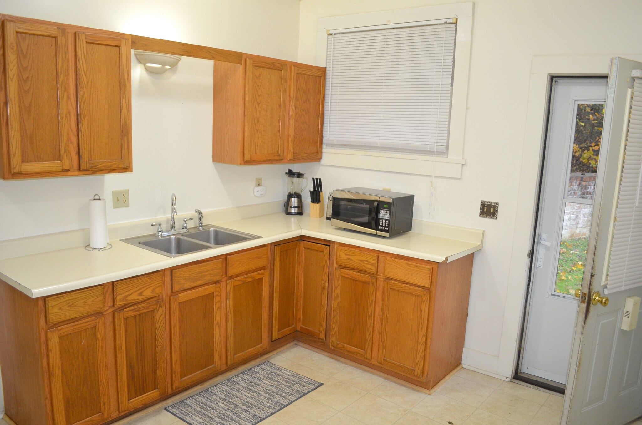 Building Photo - 17360 Riverside Dr