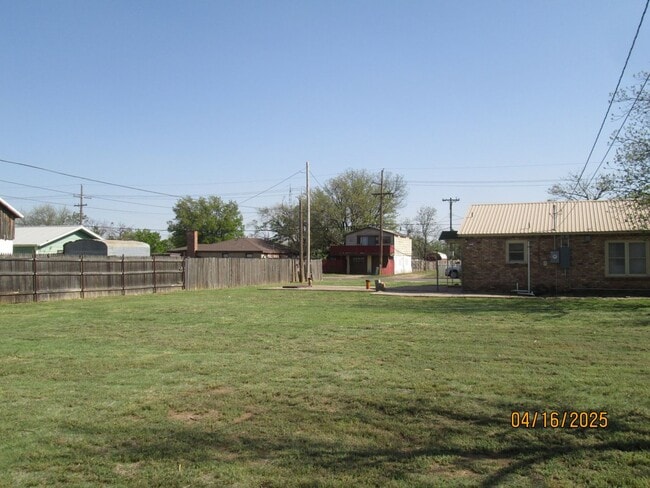 Building Photo - HOUSE -- 3 bedrooms, 2 bathrooms