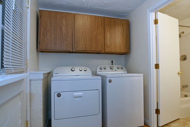 Building Photo - 12 Sunnyside Ave